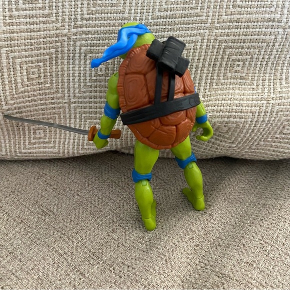 Teenage Mutant Ninja Turtle Leonardo Action Figure - Picture 5 of 5